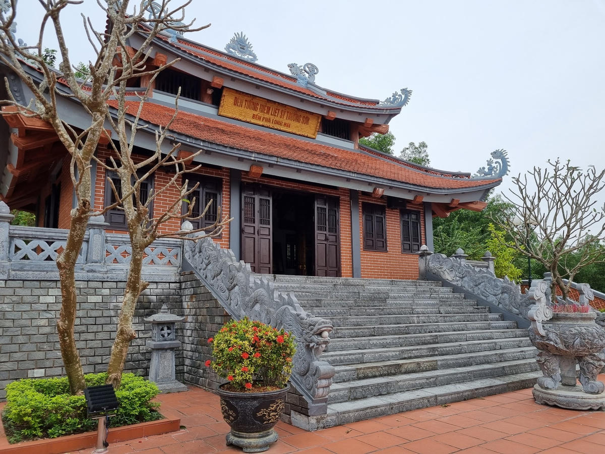 Bến phà Long Đại nằm ở vị trí Km 1004 + 810 trên đường Hồ Chí Minh đông Trường Sơn. Trong cuộc kháng chiến chống Mỹ xâm lược, những chuyến xe vận tải từ hậu phương miền Bắc vào tiền tuyến miền Nam phần lớn phải đi qua điểm vượt sông trọng yếu này.