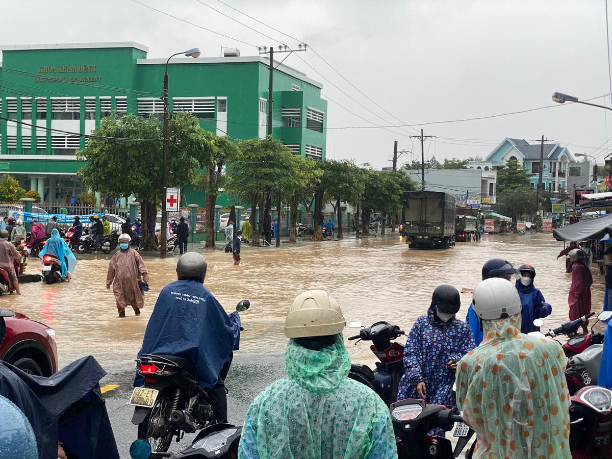 Phương tiện dừng lại tại đoạn đường ngập nước.
