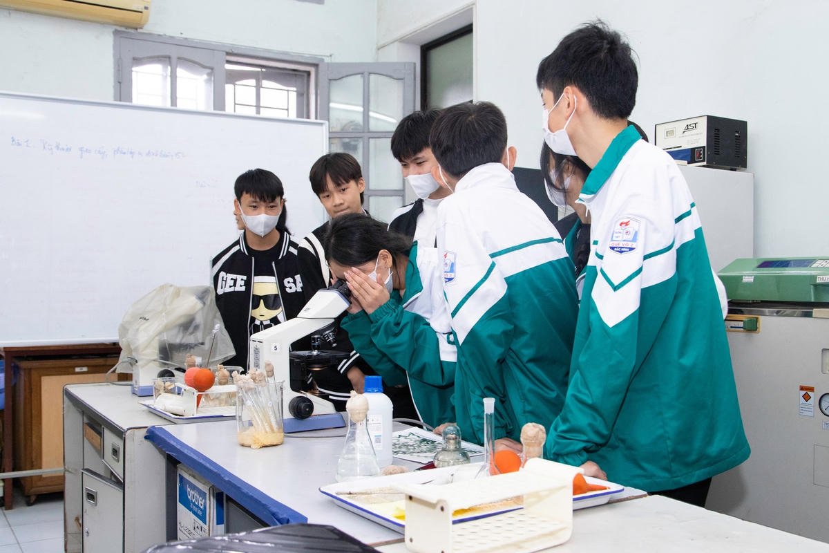 Học sinh THPT tham gia trải nghiệm hướng nghiệp tại Đại học Bách khoa Hà Nội. Ảnh: TL.