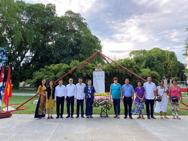 Đoàn đại biểu cấp cao UBTƯ MTTQ Việt Nam dâng hoa tại Tượng đài Chủ tịch Hồ Chí Minh tại thủ đô La Habana.