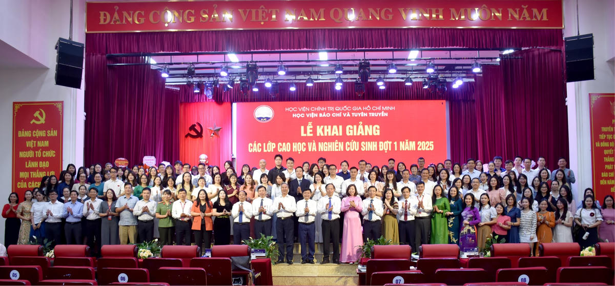 Ban Giám đốc và các thầy cô giáo Học viện chụp ảnh lưu niệm với các học viên cao học và nghiên cứu sinh khóa 31 đợt 1 năm 2025.