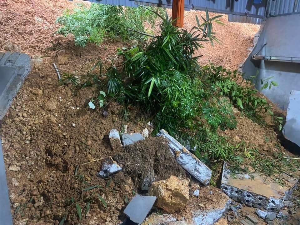 Thanh Hóa: Hàng nghìn m3 đất đá trôi xuống đường quốc lộ gây ách tắc giao thông