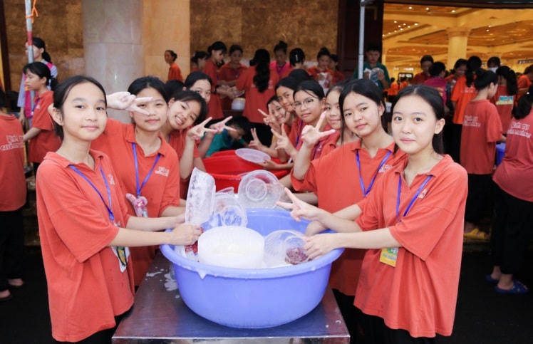 Cùng nhau rửa bát.