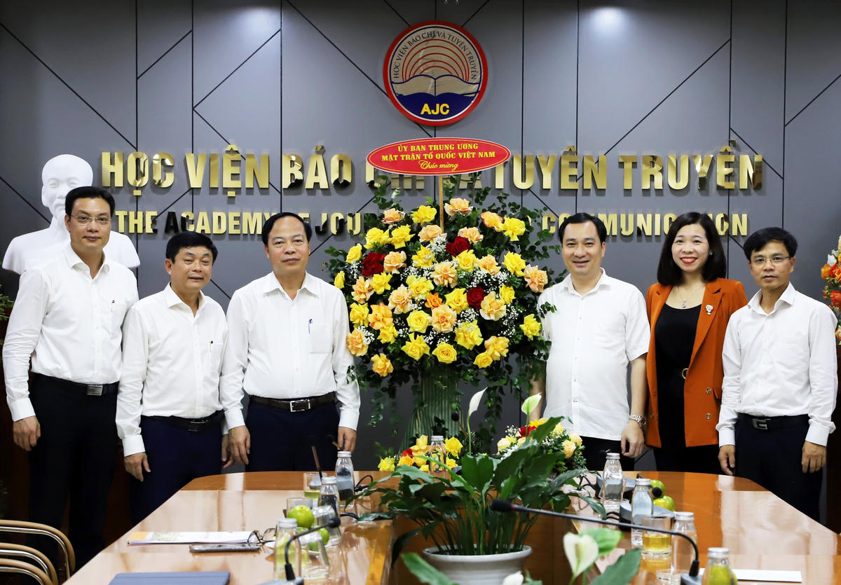 Ông Vũ Văn Tiến, Ủy viên UBTƯ MTTQ Việt Nam, Trưởng Ban Tuyên giáo UBTƯ MTTQ Việt Nam tặng hoa chúc mừng Học viện Báo chí và Tuyên truyền.