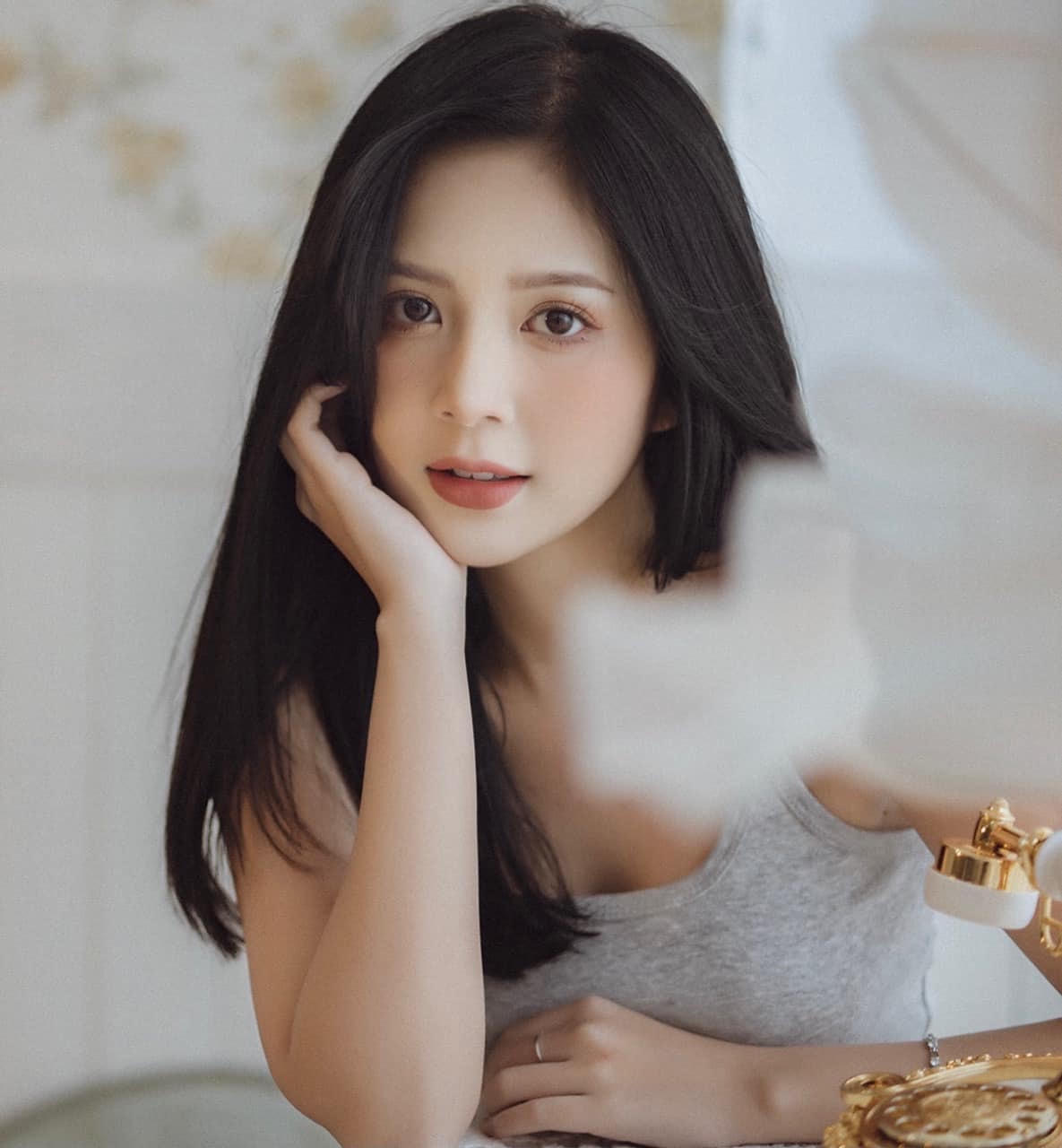 Từng là mẫu ảnh đình đám, Ngọc Huyền luôn thể hiện được thần thái cuốn hút trong từng shoot hình. Cô thường xuyên được mời quảng cáo và tham gia sự kiện.