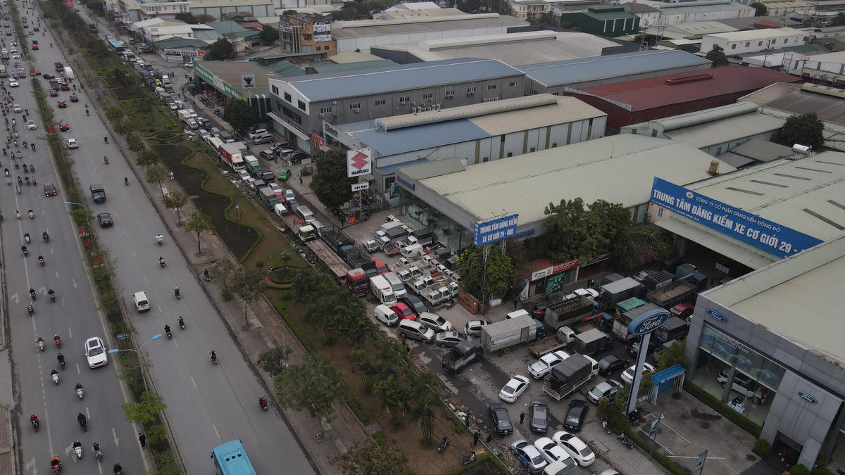 Sau 2 ngày tạm nghỉ do cuối tuần, sáng 13/3 trung tâm đăng kiểm 29-08D (huyện Hoài Đức, TP Hà Nội) lại quay trở lại làm việc.