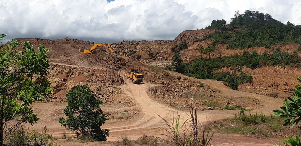 Công ty CP Minh Phúc thi công bốc xúc đất đá để triển khai dự án nghĩa trang.