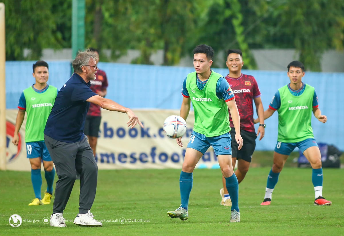 HLV Philippe Troussier hướng dẫn bài tập chiến thuật cho các cầu thủ.