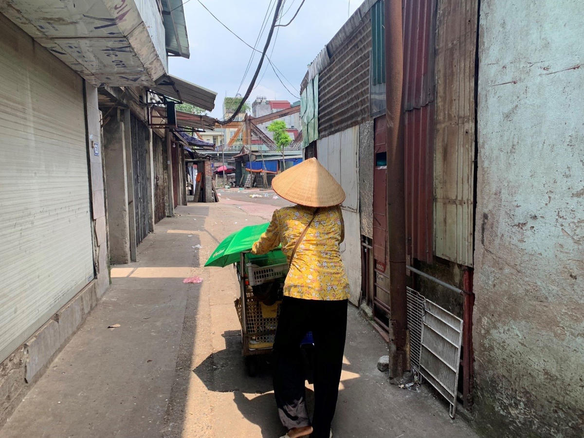 Công việc chính của những người ở xóm ngụ cư là bán hàng rong, nhặt phế liệu tại cầu chợ Long Biên. Ảnh: Hoàng Minh.