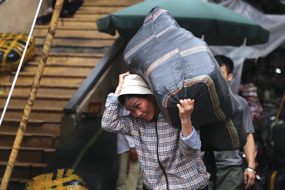 Không chỉ có nam giới, mà khu chợ này cũng có nhiều nữ lao động đến để mưu sinh.  