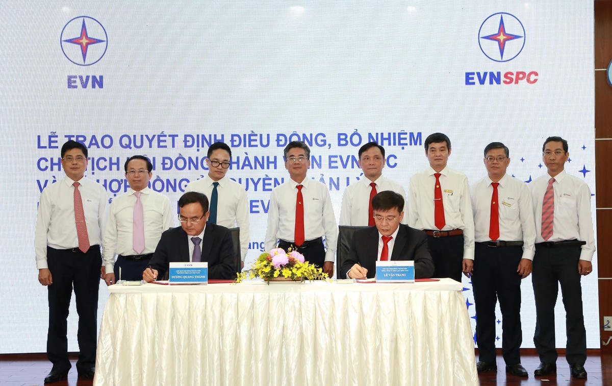 ông Dương Quang Thành - Bí thư Đảng ủy, Chủ tịch HĐTV EVN và ông Lê Văn Trang - Chủ tịch HĐTV EVNSPC ký hợp đồng ủy quyền quản lý phần vốn của EVN tại EVNSPC.