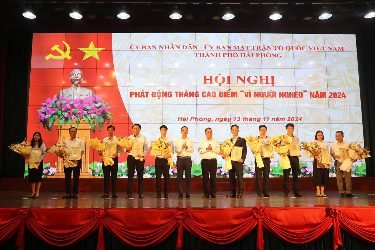 Chủ tịch UBND TP Hải Phòng Nguyễn Văn Tùng và Chủ tịch Ủy ban MTTQ Việt Nam TP Hải Phòng Đào Trọng Đức tặng hoa và trao biển ghi nhận các doanh nghiệp có nhiều đóng góp ủng hộ Quỹ “Vì người nghèo” thành phố giai đoạn 2019 – 2024.
