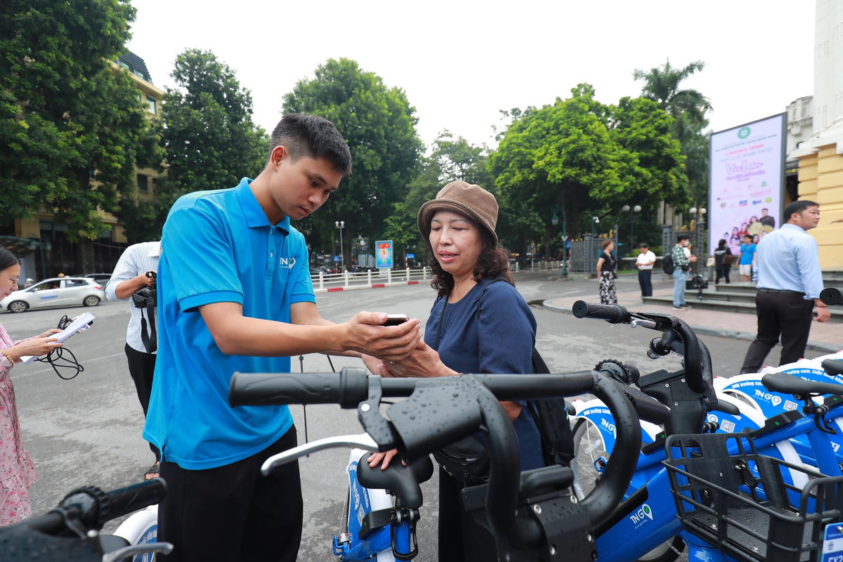 Người dân được hướng dẫn sử dụng xe đạp công cộng.