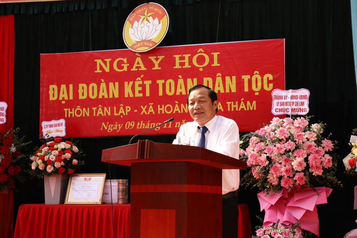 Ông Lê Văn Hiệu, Phó Bí thư Thường trực Tỉnh uỷ Hải Dương phát biểu tại Ngày hội Đại đoàn kết ở thôn Tân Lập.