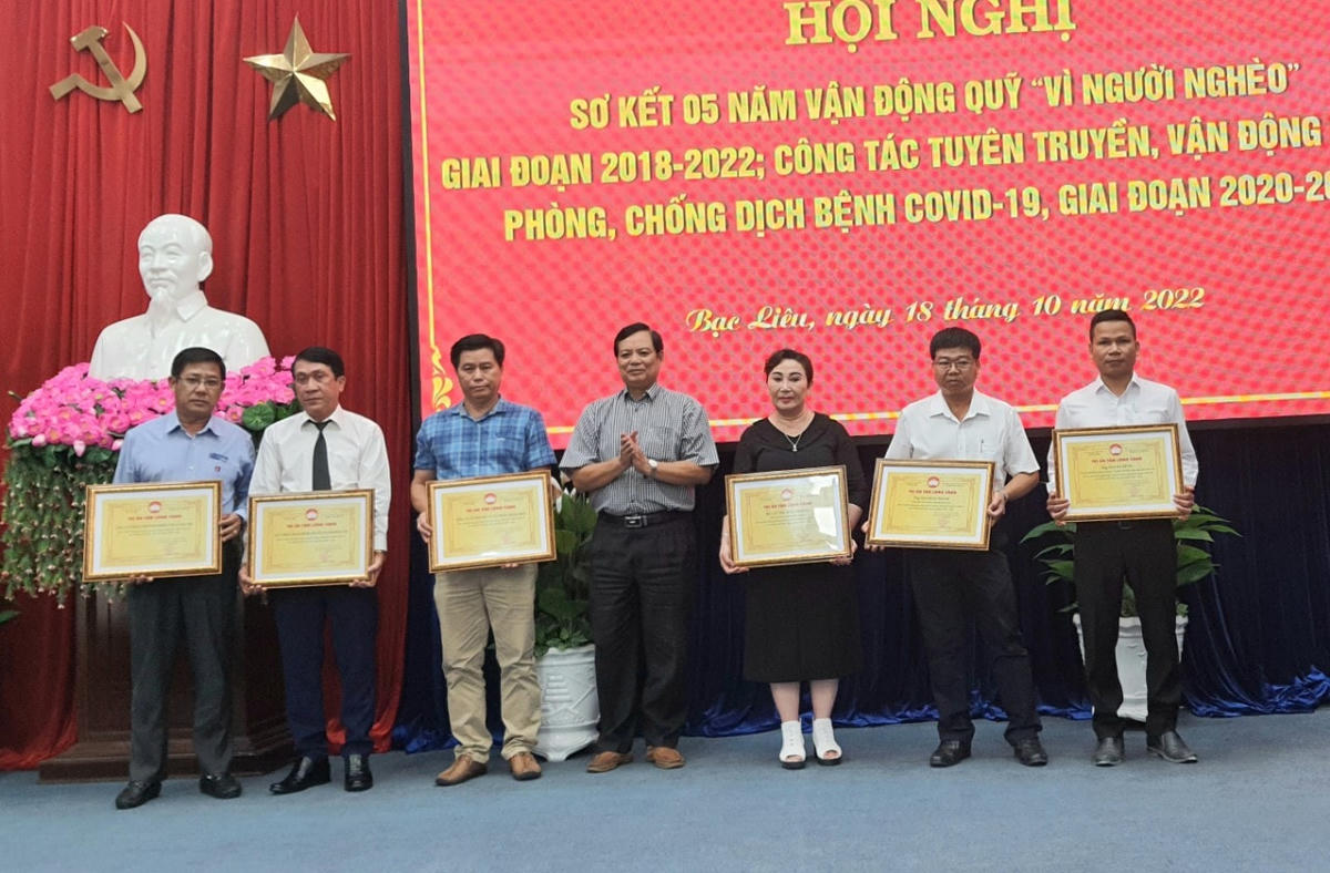 UBMTTQ Việt Nam tỉnh Bạc Liêu trao bằng khen và biểu trưng tri ân tổ chức, cá nhân, doanh nghiệp có nhiều đóng góp, ủng hộ Quỹ “Vì người nghèo” và công tác an sinh xã hội từ năm 2022.