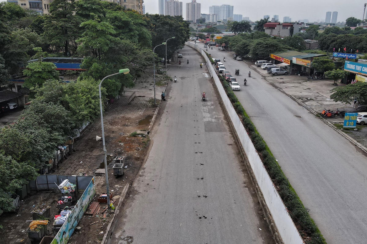 Nhiều người tỏ ra bất bình khi hàng rào bê tông được dựng trên con đường đã trải thảm nhựa, đưa vào sử dụng nhiều năm nay.