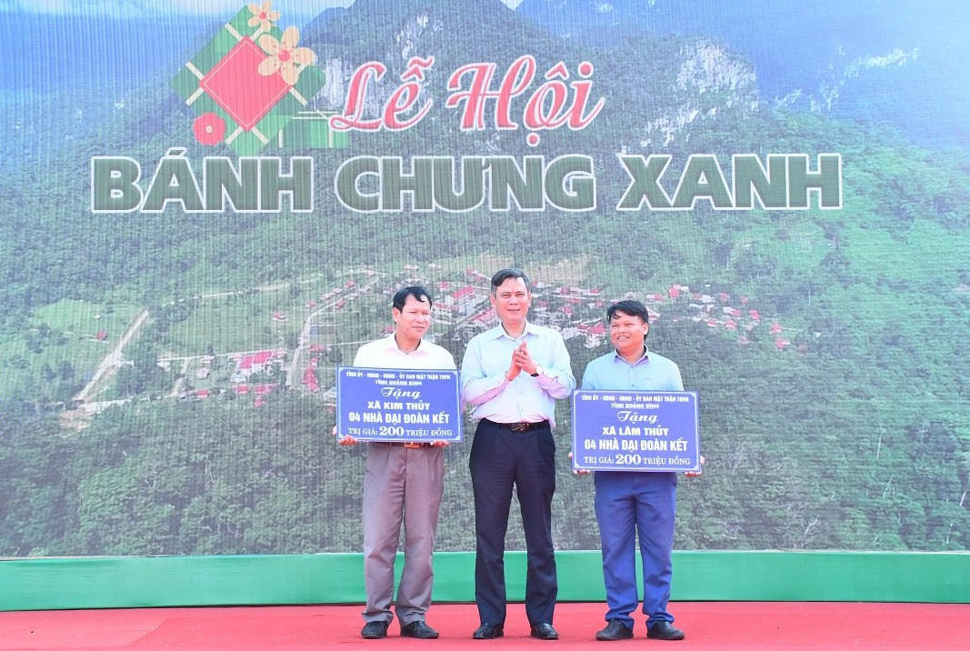 Ông Trần Thắng, Chủ tịch UBND tỉnh Quảng Bình trao tặng 8 nhà đại đoàn kết cho người nghèo, gia đình chính sách ở 2 xã Kim Thủy và Lâm Thủy.