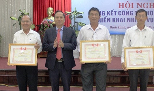 Trao Bằng khen của Trung ương Hội cho 3 tập thể có thành tích xuất sắc  trong công tác hoạt động bảo trợ người khuyết tật và trẻ mồ côi năm 2022.