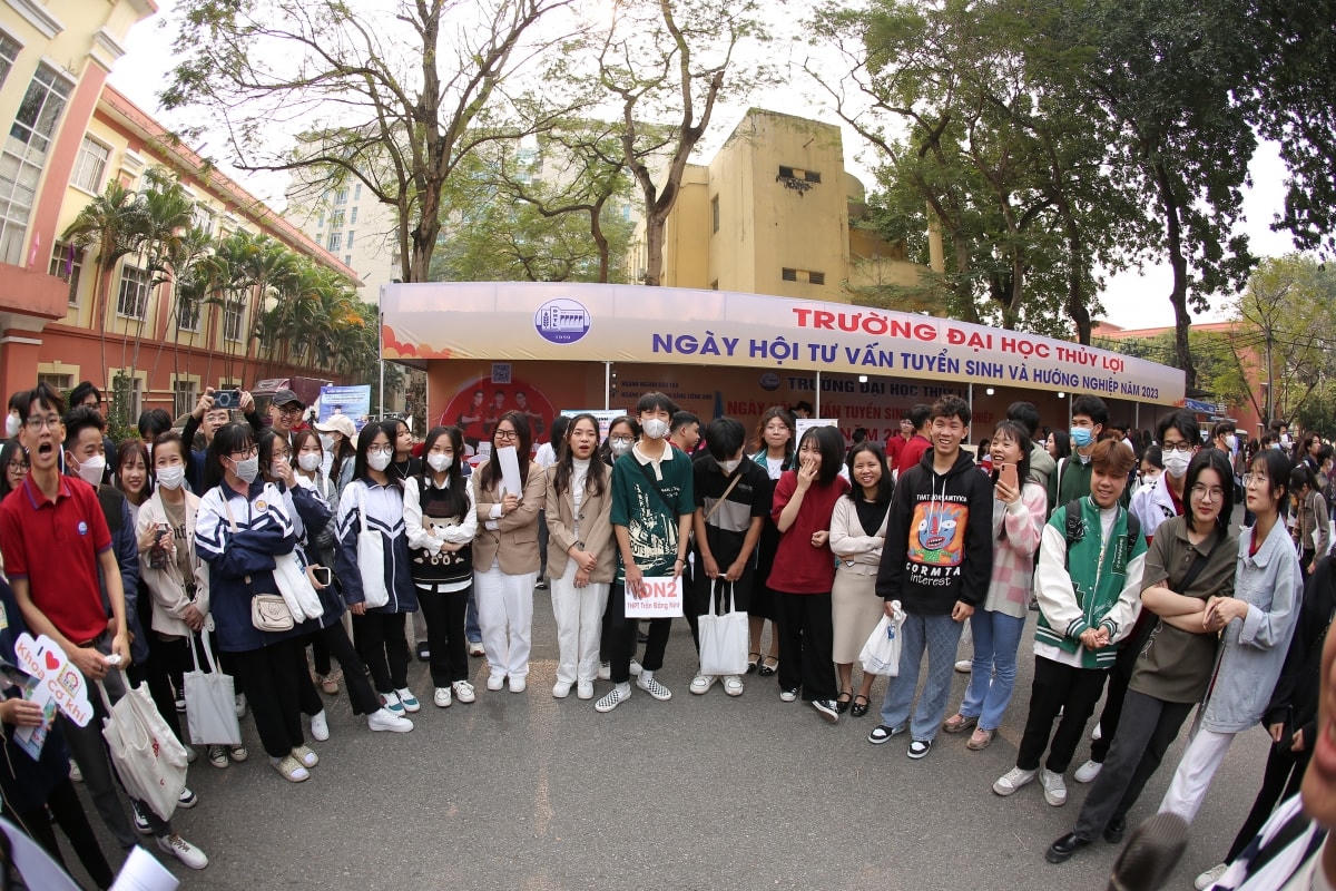 Ngày hội tư vấn tuyển sinh, hướng nghiệp năm 2023 do Trường Đại học Thủy lợi tổ chức vào ngày 5/3 thu hút hàng nghìn học sinh các tỉnh, thành phố tham gia.