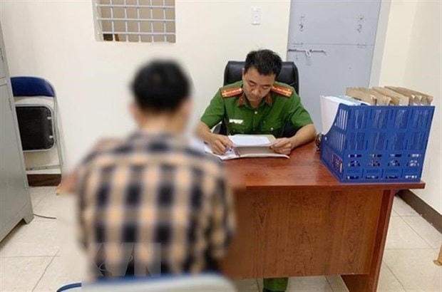 Cơ quan Công an huyện Ea H’leo, tỉnh Đắk Lắk làm việc với một đối tượng đăng tải tin xấu, độc. (Ảnh: TTXVN phát).