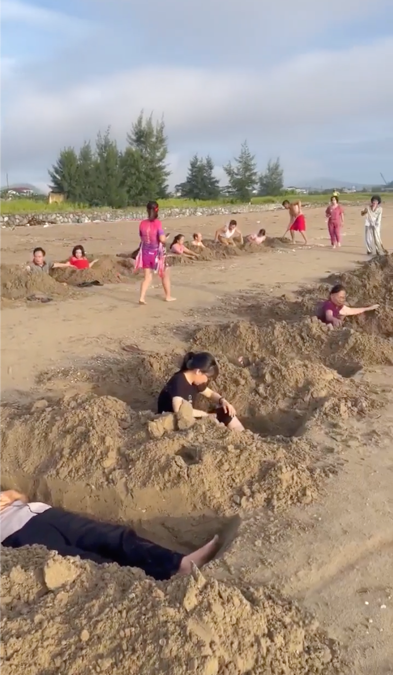 Theo nhóm du khách, họ đào hố là để tắm cát nhằm nâng cao sức khỏe.