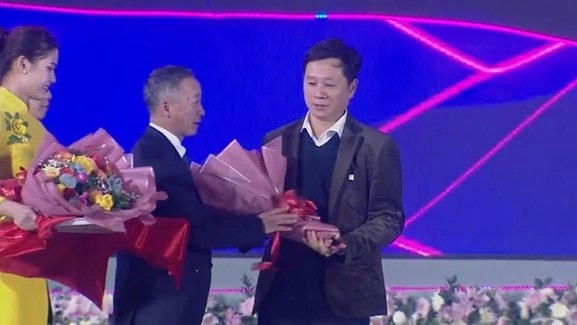 Đại diện Tập đoàn Tân Á Đại Thành, ông Trần Công Thành, PTGĐ Tổng công ty Bất động sản Tân Á Đại Thành – Meyland nhận Kỷ niệm chương từ ông Trần Văn Hiệp, Phó Bí thư Tỉnh ủy, Chủ tịch UBND tỉnh Lâm Đồng, Trưởng Ban tổ chức Festival Hoa Đà Lạt lần thứ IX năm 2022. (Ảnh: VTV).