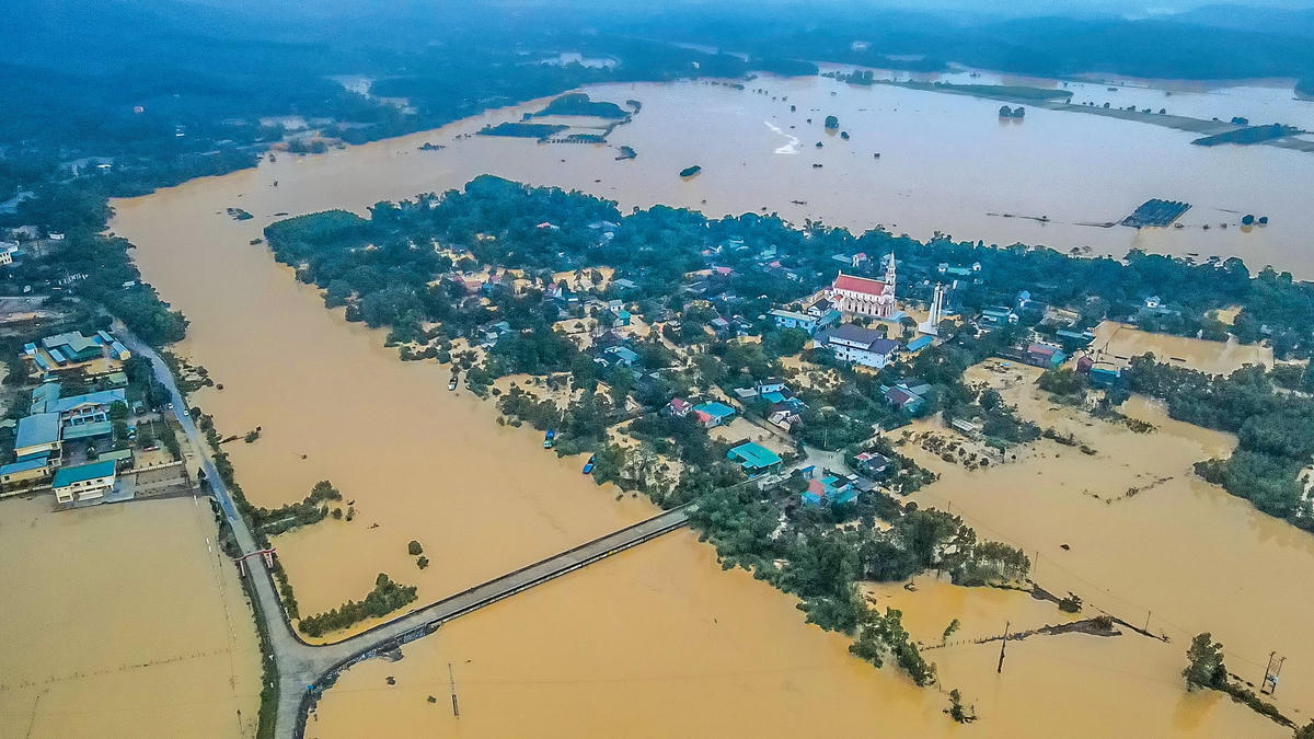 Hàng chục hộ dân ở thôn 4 (xã Hà Linh, huyện Hương Khê) nằm cạnh sông Ngàn Sâu chìm trong nước lũ.  