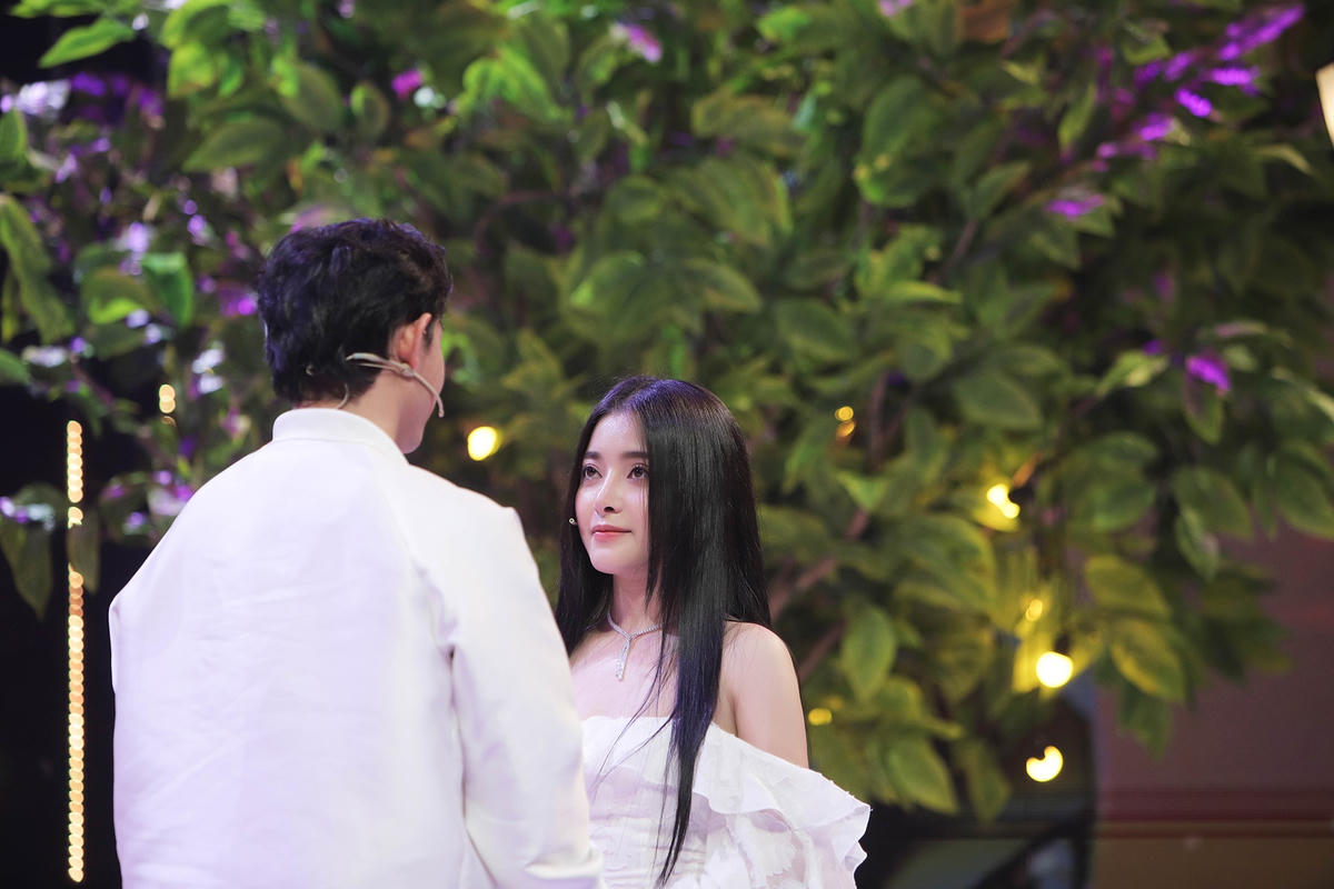 Dù xúc động trước tình cảm chân thành của Hằng Meily nhưng Duy Luân vẫn nói lời từ chối. Ảnh: Perfect Universe.