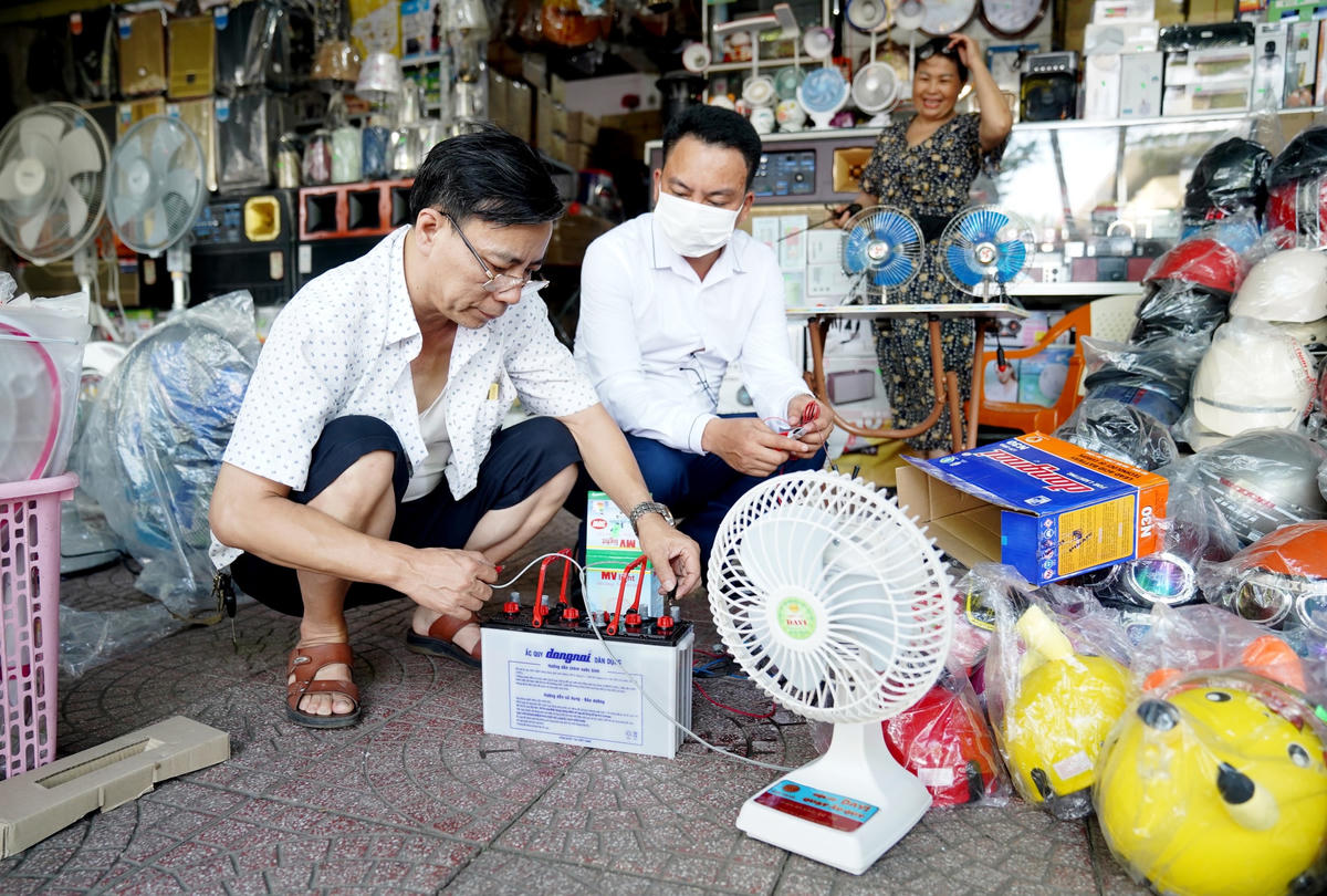 Anh Khoa, chủ một cửa hàng điện dân dụng Tuyết Khoa (đường Đặng Dung, TP Hà Tĩnh) cho biết, mọi năm số lượng quạt sạc tích điện nhập về chỉ khoảng vài chục chiếc bán cả mùa. Khách mua sản phẩm này không nhiều, chủ yếu là gia đình có con nhỏ mua phòng khi mất điện hoặc những người du lịch dã ngoại…