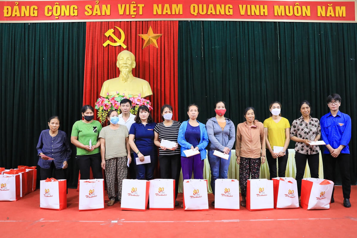 Những người có hoàn cảnh khó khăn bao gồm: Hộ nghèo, khuyết tật, thương binh, người mắc bệnh hiểm nghèo,.. do UBND các xã Nam Triều, xã Nam Tiến (huyện Phú Xuyên) và xã Lê Lợi (huyện Thường Tín) rà soát, xét duyệt.