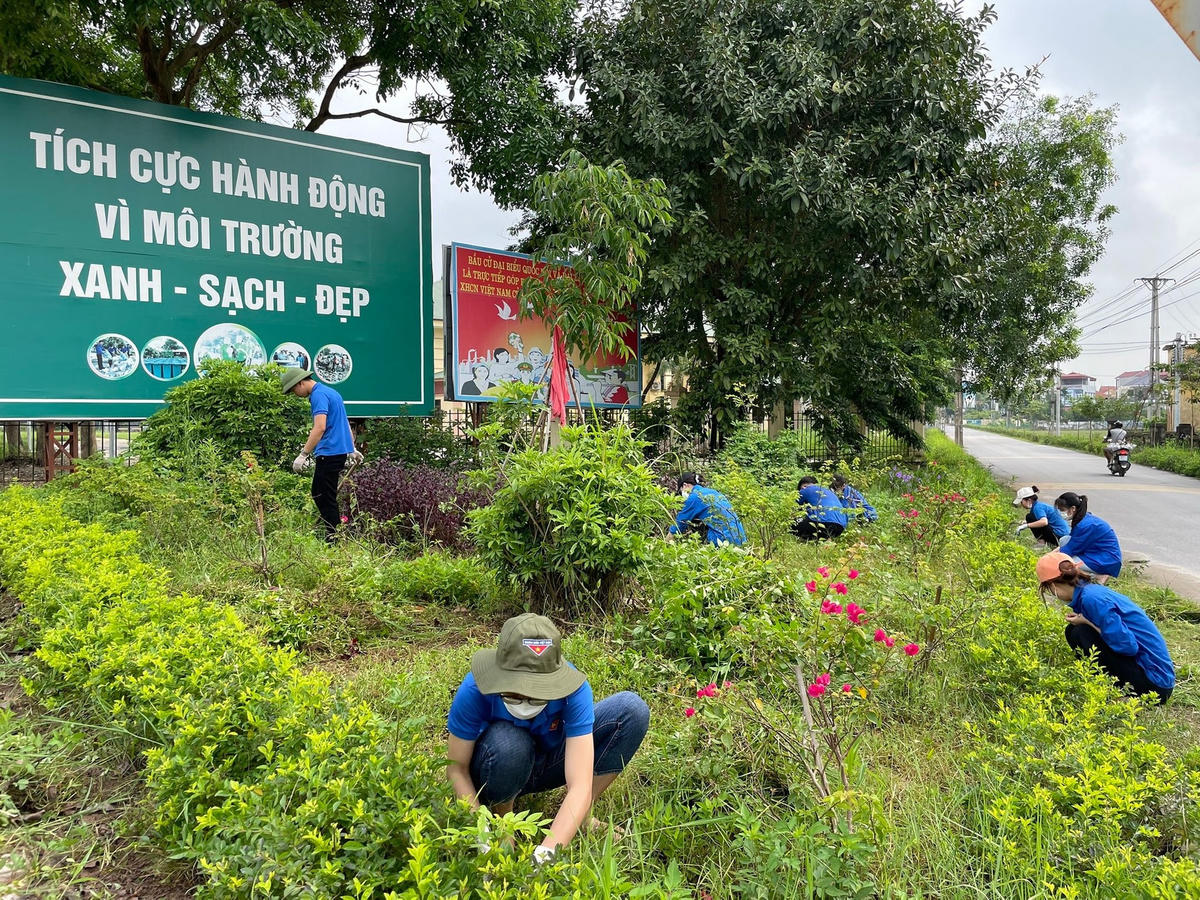 Đoàn viên thanh niên xã Nguyệt Đức, huyện Yên Lạc chăm sóc các tuyến đường hoa.