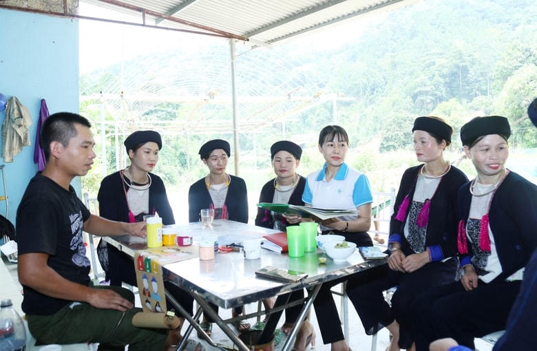 Hội Liên hiệp Phụ nữ huyện Bảo Thắng tuyên truyền phòng, chống tảo hôn tại thôn Khe Tắm, thị trấn Phố Lu. Ảnh: Cao Cường.