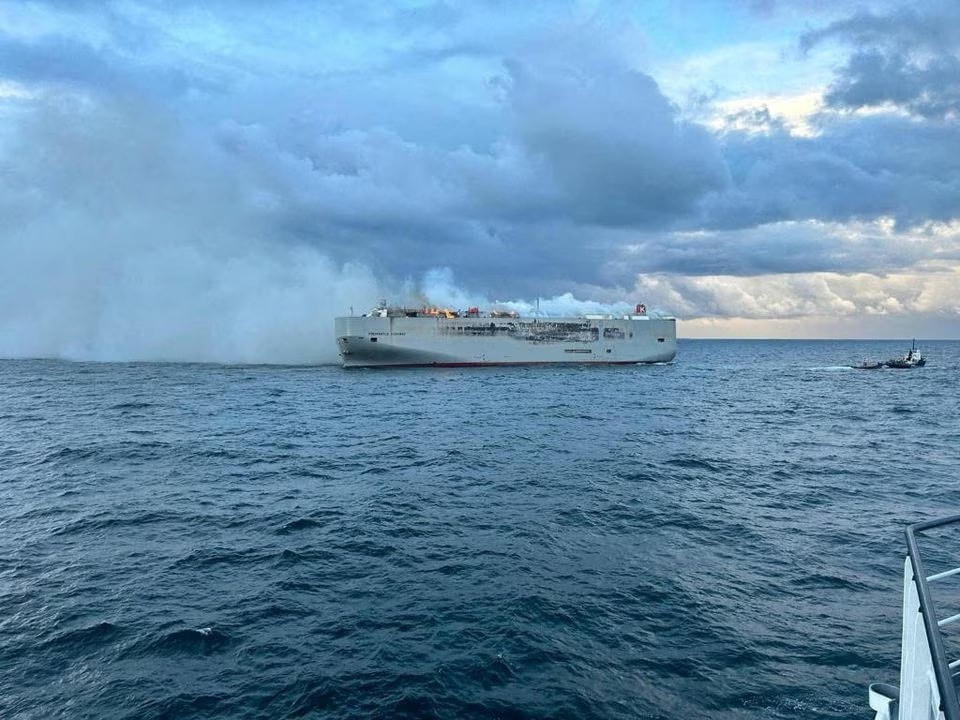 Lửa bùng phát trên con tàu chở hàng Fremantle Highway, trên biển vào ngày 26/7/2023. Ảnh: Reuters.
