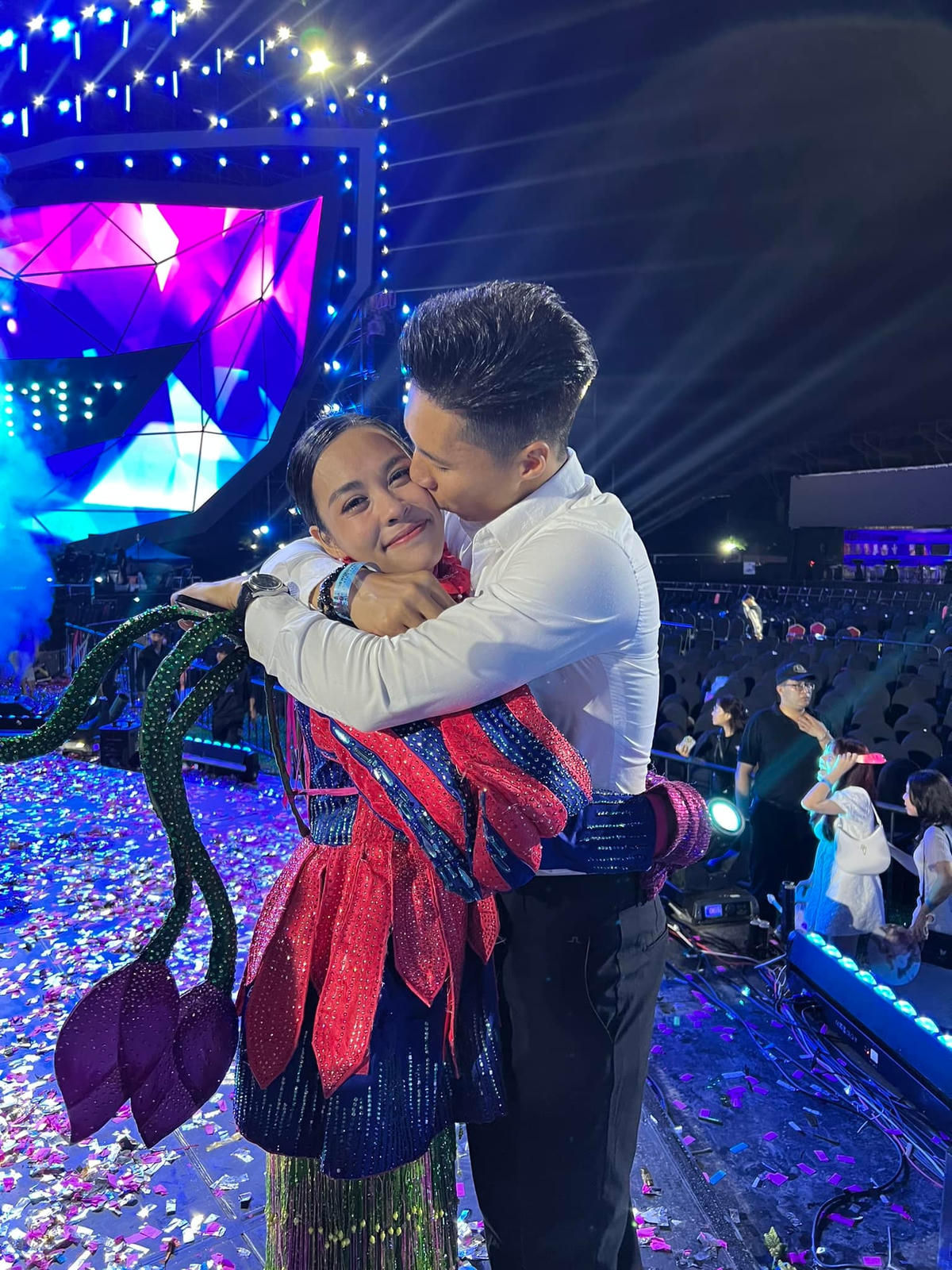 Quốc Nghiệp có mặt trong đêm chung kết The Masked Singer chúc mừng Ngọc Mai. 