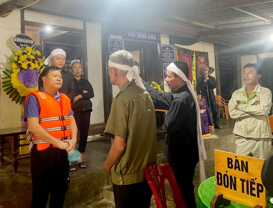 Ông Hoàng Quốc Nhã (mặc áo phao) có mặt tại nhà ông Nguyễn Hữu Th. chia buồn cùng gia đình.