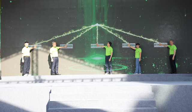 Các đại biểu nhấn nút khai mạc Ngày Dinh dưỡng cộng đồng Việt Nam.