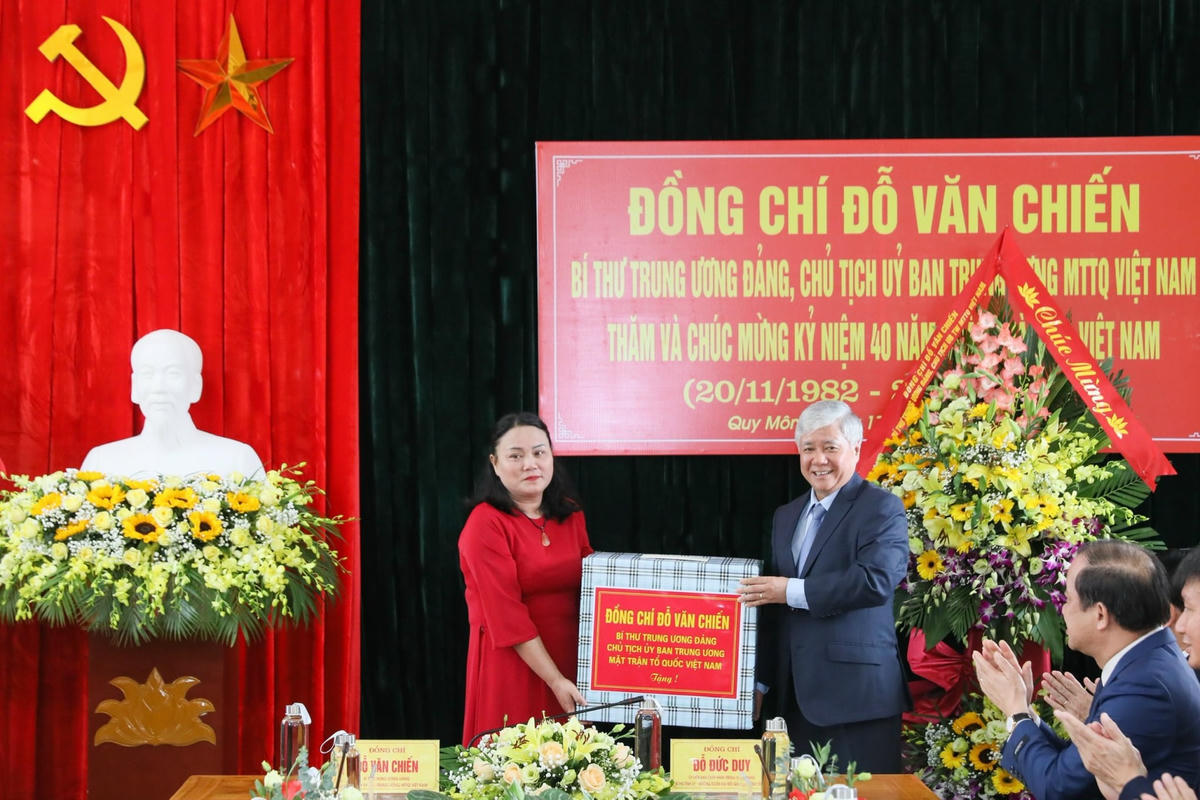 Chủ tịch Đỗ Văn Chiến tặng quà chúc mừng thầy cô Trường Mầm non Quy Mông, Trường Tiểu học và Trung học cơ sở Quy Mông, xã Quy Mông, huyện Trấn Yên. 