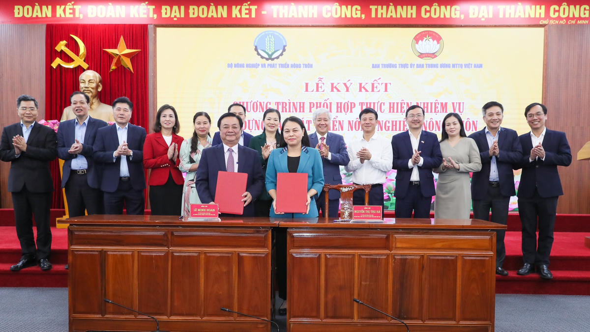 Chủ tịch Đỗ Văn Chiến cùng các đại biểu chứng kiến ký kết giữa Phó Chủ tịch - Tổng Thư ký UBTƯ MTTQ Việt Nam Nguyễn Thị Thu Hà và Bộ trưởng Bộ NN&PTNT Lê Minh Hoan.