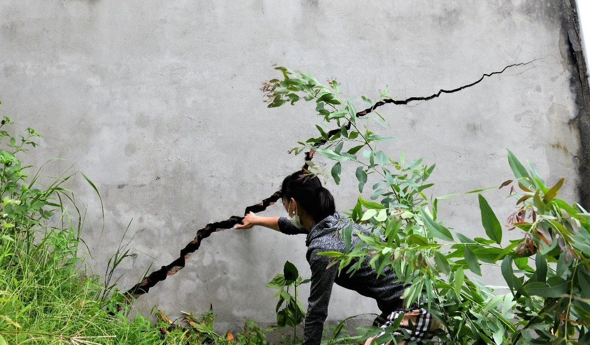Ngán ngẩm nhìn ngôi nhà mà hai vợ chồng phải vay mượn, tích cóp mãi mới xây được bị nứt, chị Nguyễn Thị Chọn (tổ 6, khu 3B, phường Giếng Đáy) than thở: “Bây giờ dân cũng ăn không ngon ngủ không yên, ngồi trong nhà đã không thấy yên tâm, những lúc mưa to thì phải chạy ra ngoài đường đứng dưới bạt, trong nhà sập lúc nào tôi cũng không thể biết được. Bình thường tôi để các cháu ở nhà để đi làm nhưng bây giờ phải nghỉ việc để trông con”. Theo chị Chọn mặc dù phường đã bố trí cho các hộ dân mượn 12 căn hộ của một doanh nghiệp để sinh sống tạm, tuy nhiên 12 căn hộ này không có giường chiếu, điện nước... bất tiện sinh hoạt và nếu phải ở lâu dài rất khó khăn.