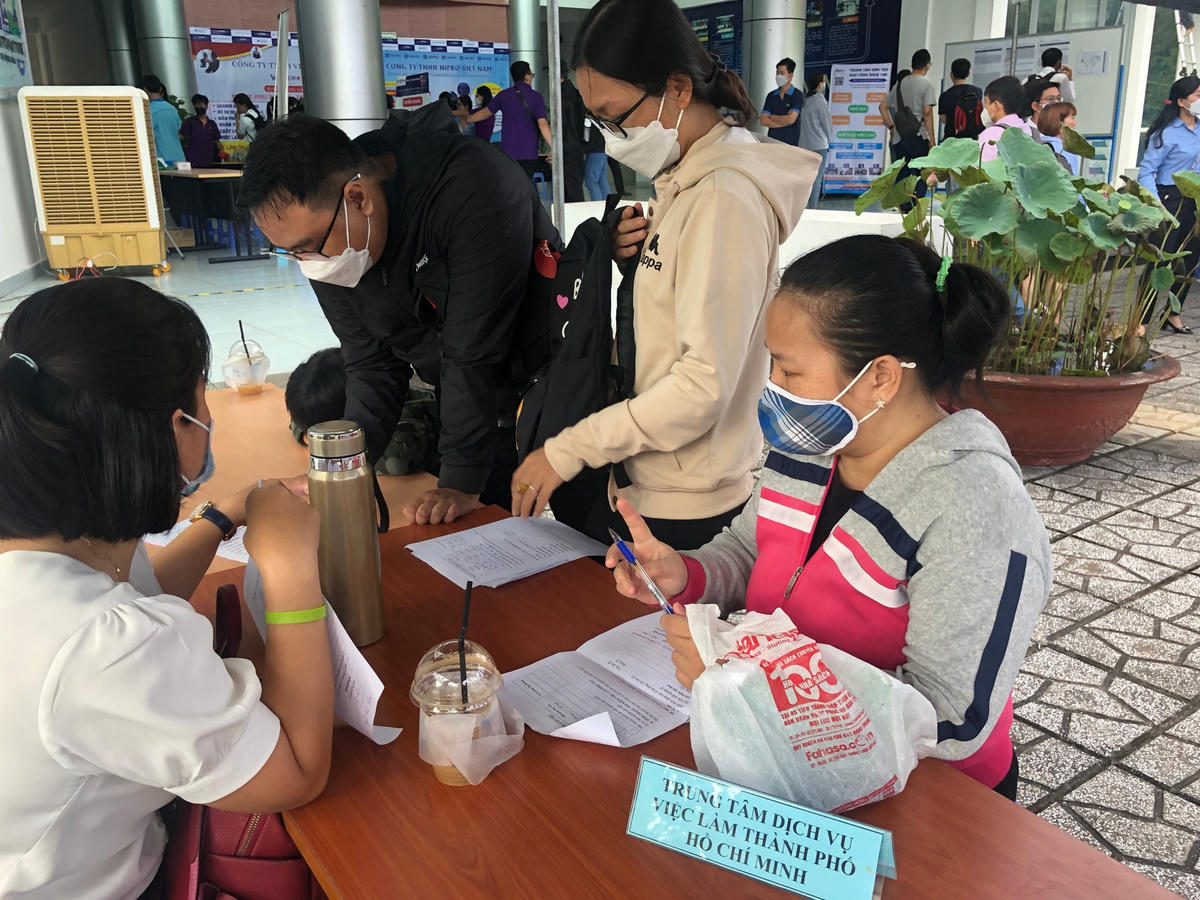 Người lao động đăng ký hồ sơ việc làm tại Trung tâm DV việc làm TP HCM (Ảnh: T.Luân).