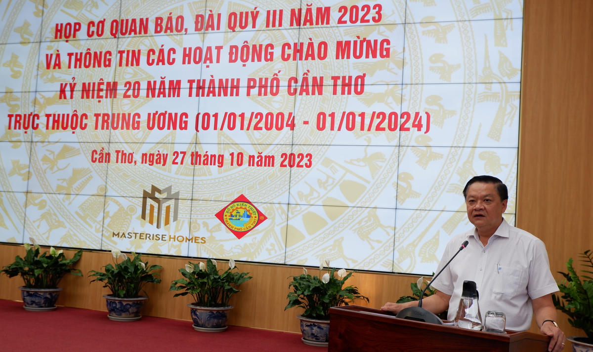 Phó Chủ tịch Thường trực UBND TP Cần Thơ chủ trì cuộc họp.