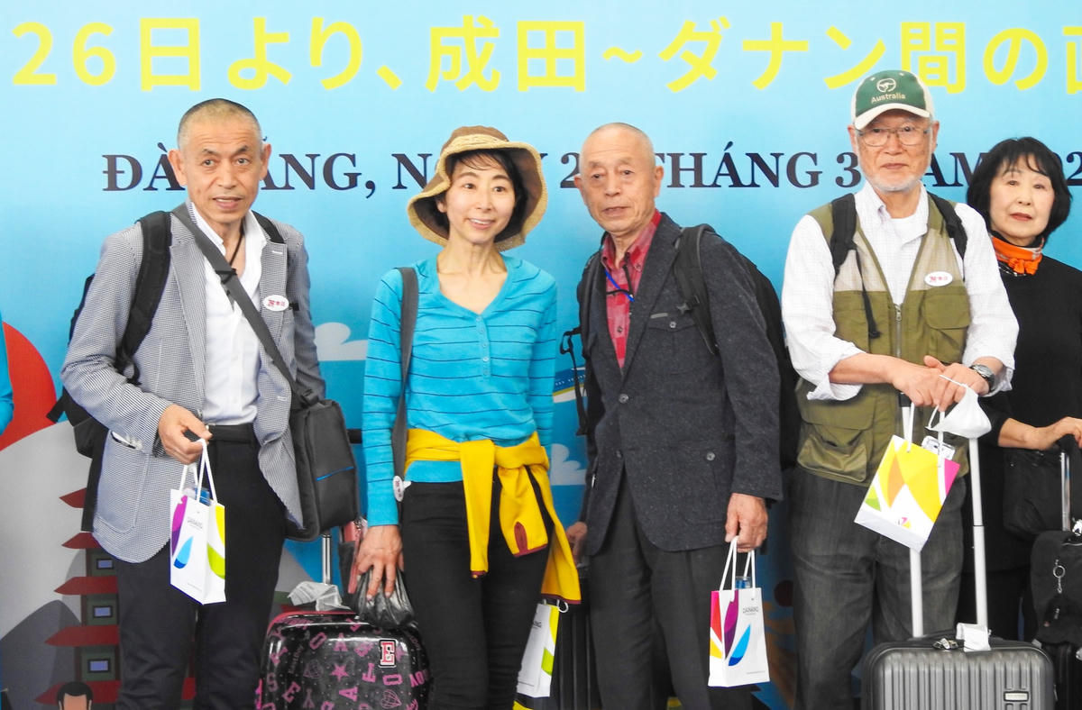 Món quà thể hiện lòng hiếu khách của Đà Nẵng trên tay những du khách lớn tuổi đến từ Narita. Ảnh: Thanh Tùng.