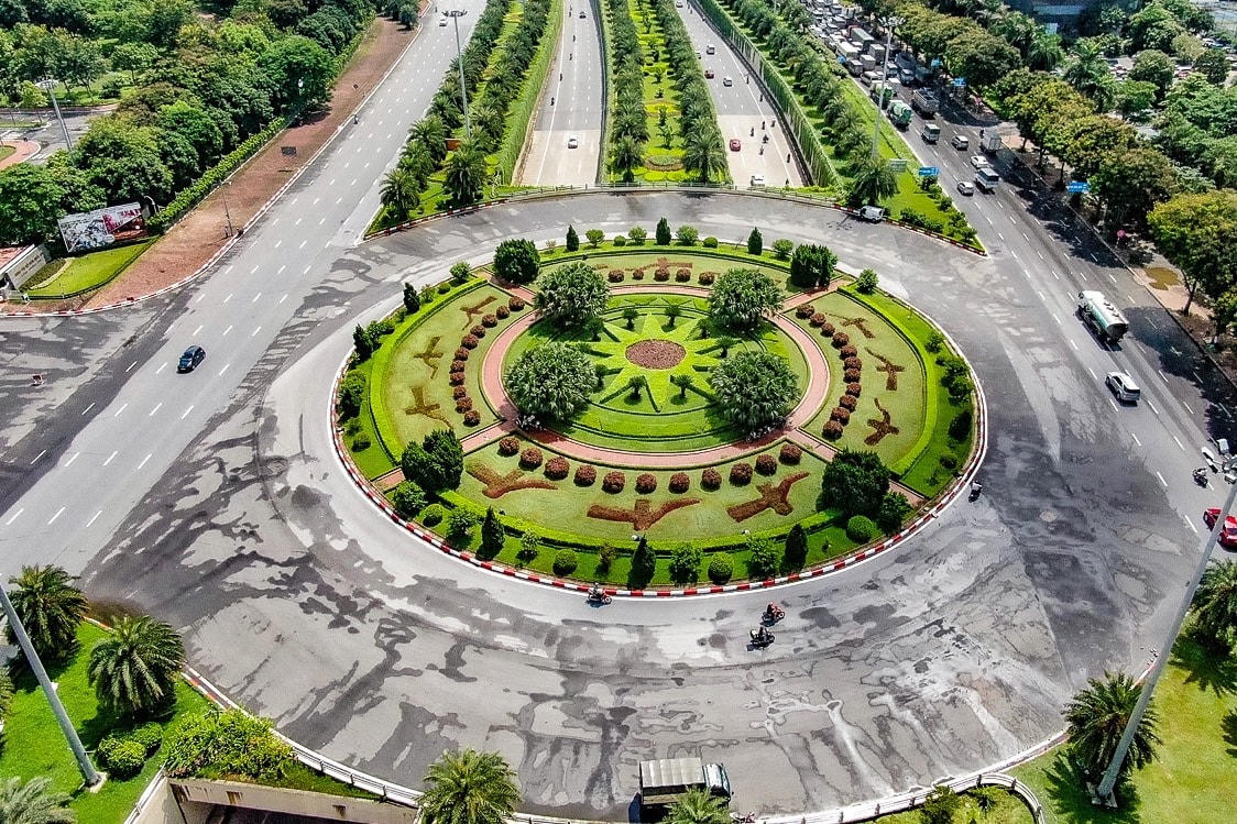 Chiều rộng nền đường trung bình là 140 m, Đại lộ Thăng Long đã tạo ra sự phát triển của cửa ngõ phía tây Hà Nội.