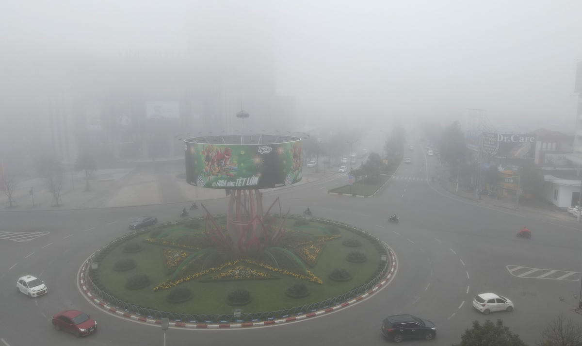 Vòng xuyến trung tâm của thành phố Hà Tĩnh vẫn mờ ảo trong sương.