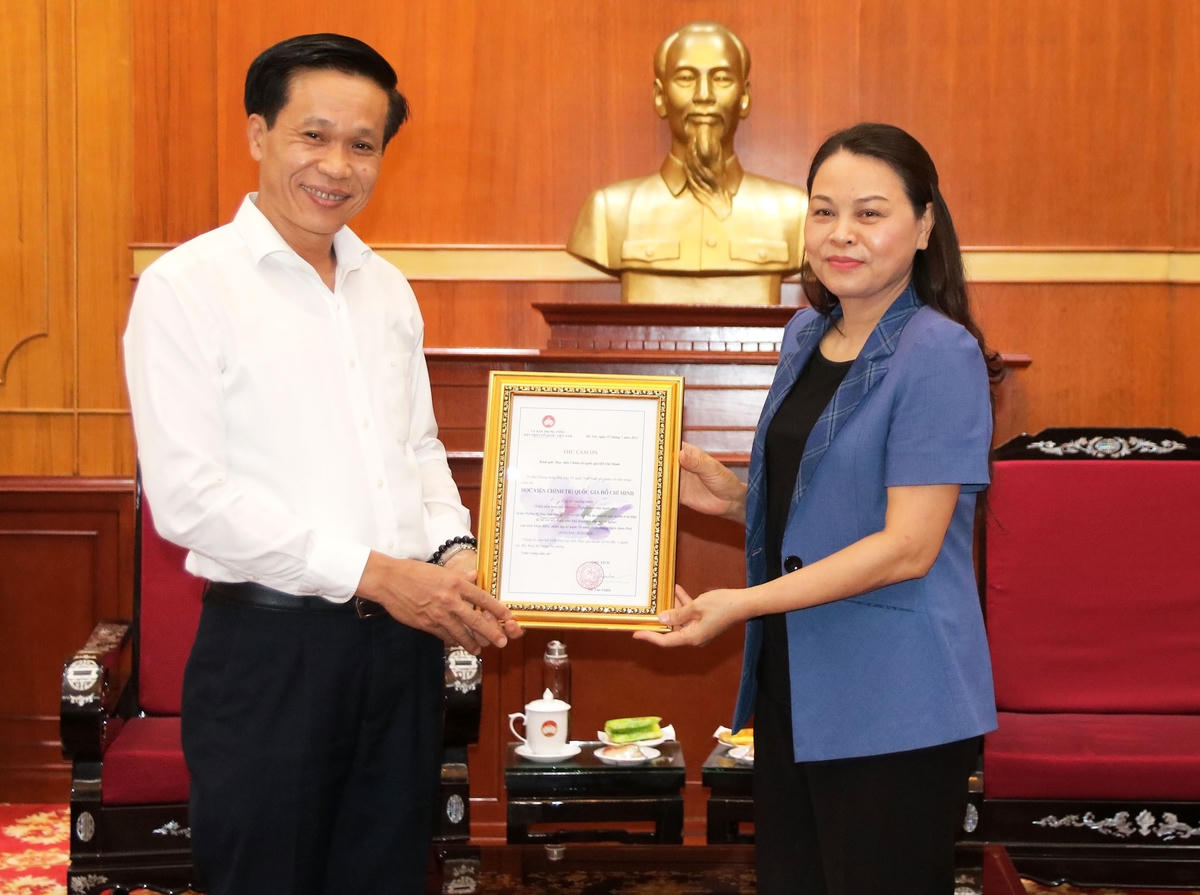 Phó Chủ tịch - Tổng Thư ký Nguyễn Thị Thu Hà trao thư cảm ơn của UBTƯ MTTQ Việt Nam cho Học viện Chính trị Quốc gia Hồ Chí Minh.
