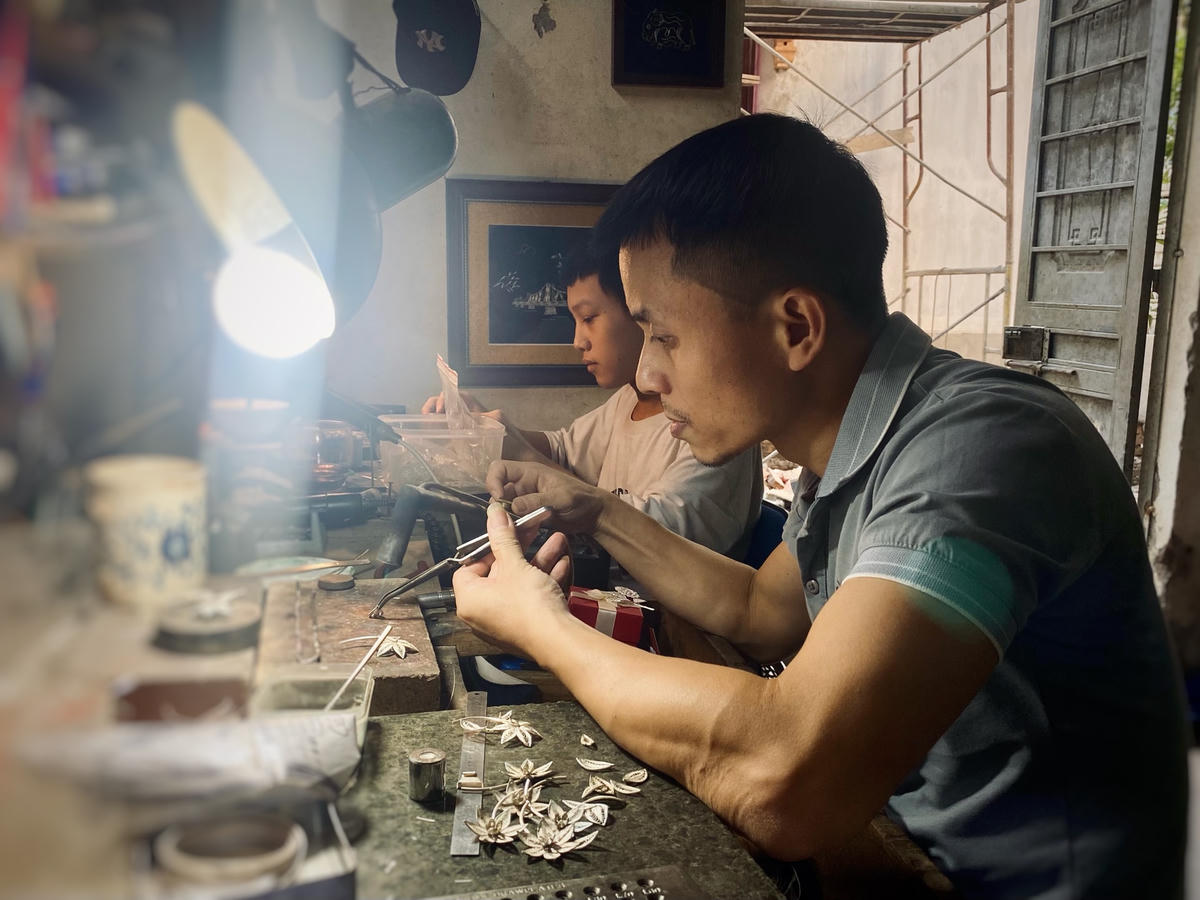 Nghệ nhân Quách Phan Tuấn Anh tỉ mỉ hàn mối nối.  
