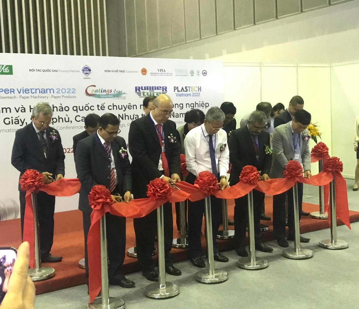 Các đại biểu băng khai mạc triển lãm.