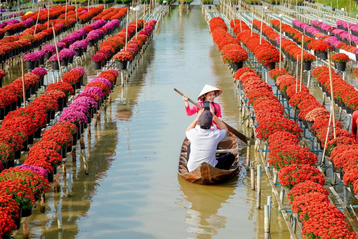 Đa số các vườn hoa cho du khách tham quan miễn phí hoặc thu vé từ 10.000 - 50.000 đồng một người.