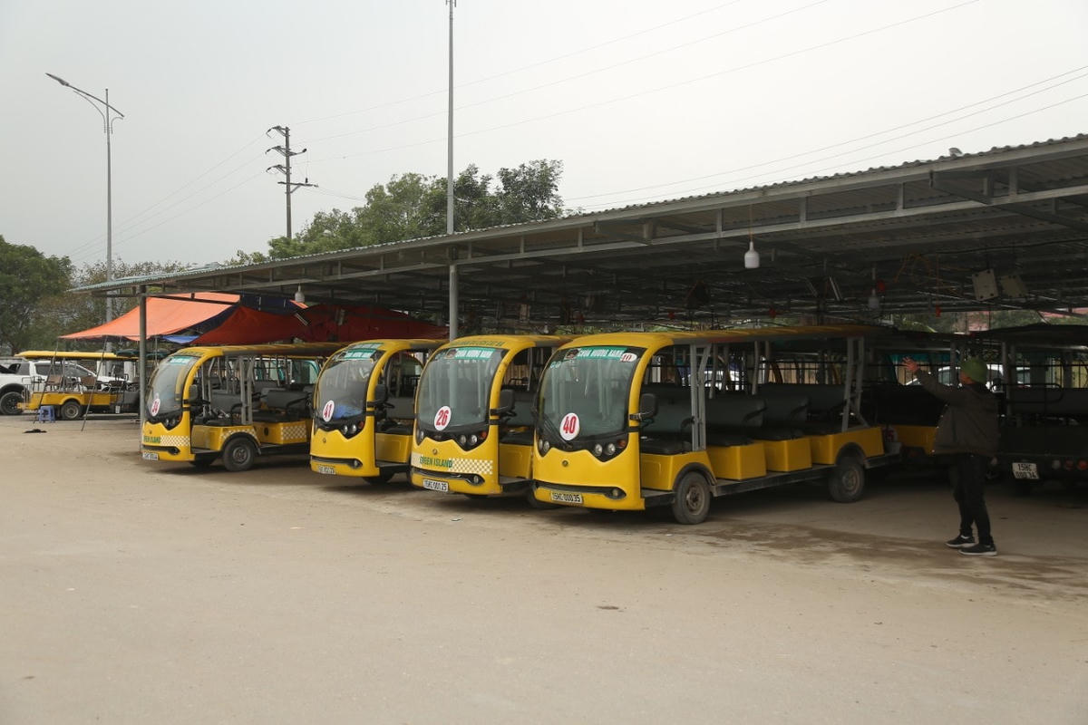 Công ty Chùa Hương Xanh tự ý tăng thêm 60 xe điện bốn bánh chở khách.
