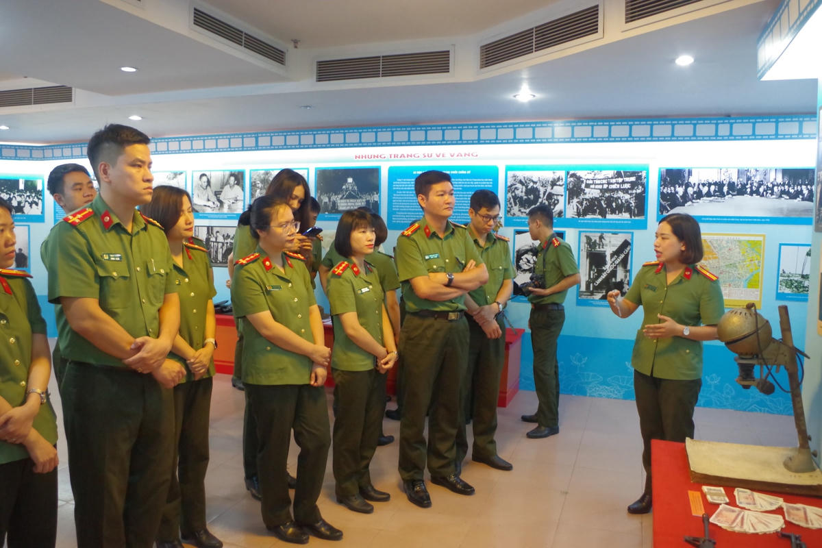 Thiếu tá Nguyễn Bích Vân giới thiệu về truyền thống lịch sử của Ngành Công an nhân dân; các kỳ Đại hội Đoàn, các phong trào Thanh niên và những tấm gương đoàn viên tiêu biểu; những hiện vật lịch sử xuất hiện trong các giai đoạn cách mạng của đất nước. Ảnh: Thu Quỳnh.